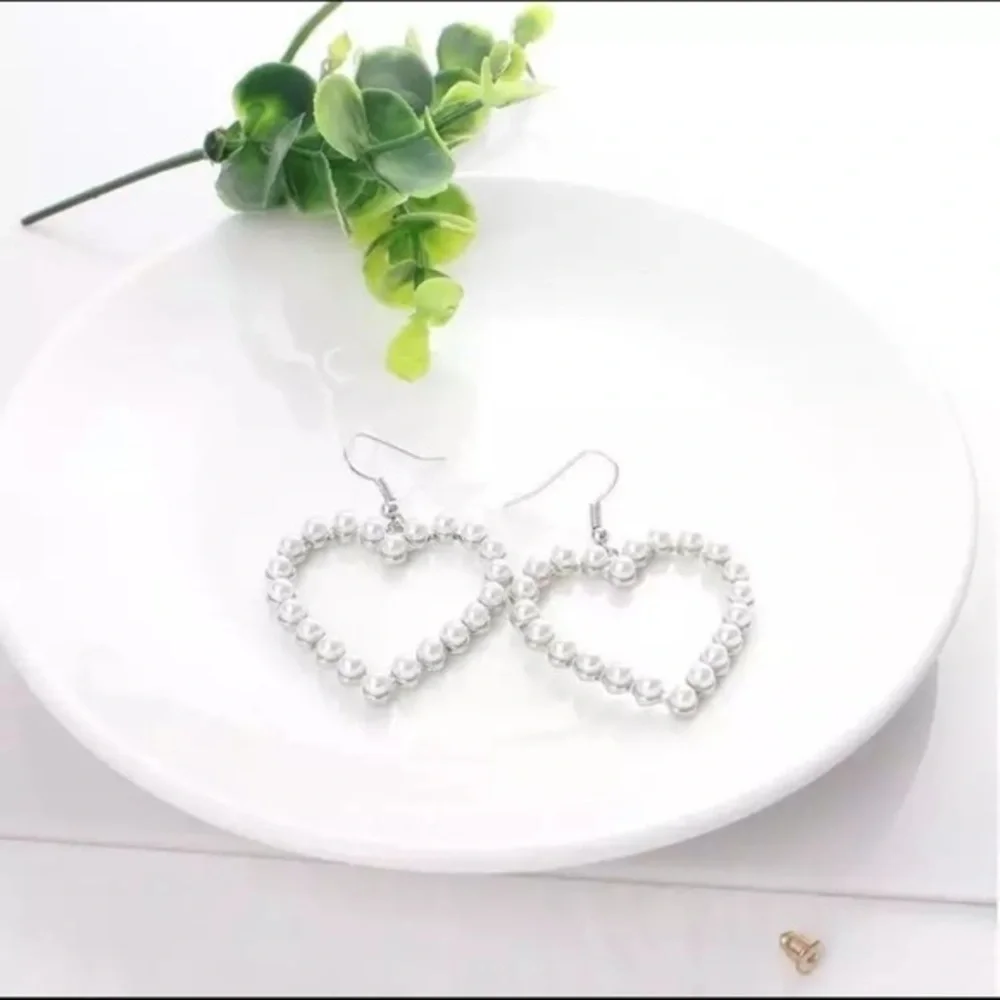 3/$30 🤍 Silver Hollowed Pearl Heart Earring